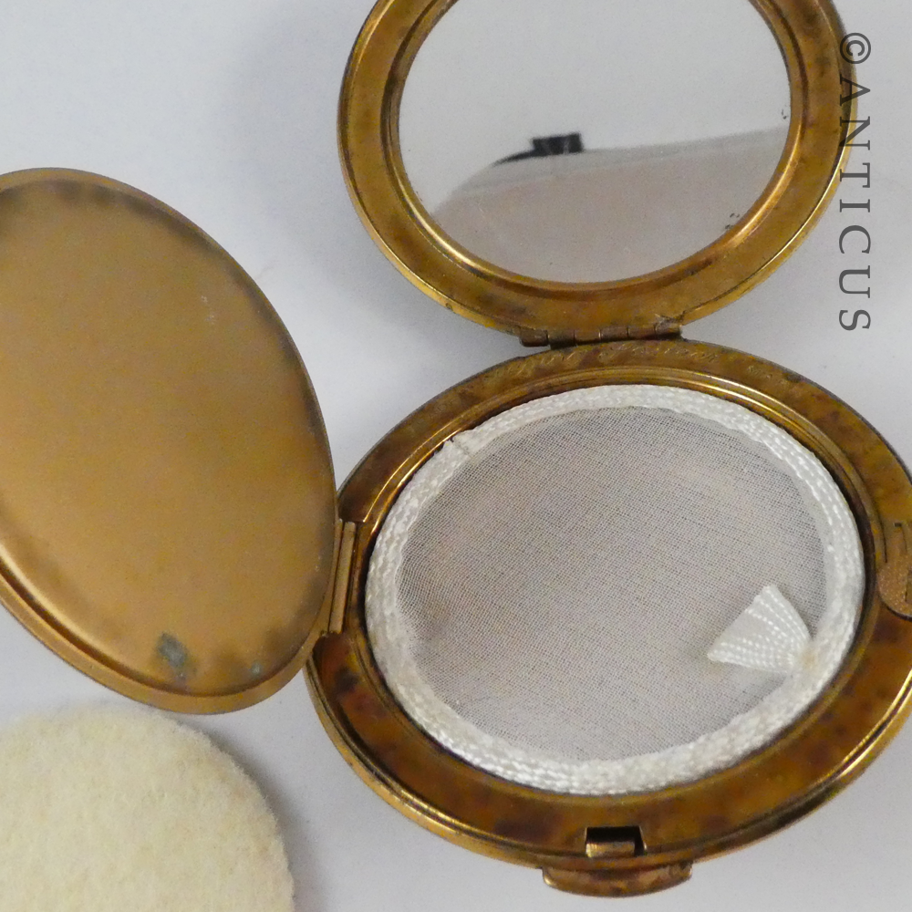 Kigu Flying Saucer Compact.