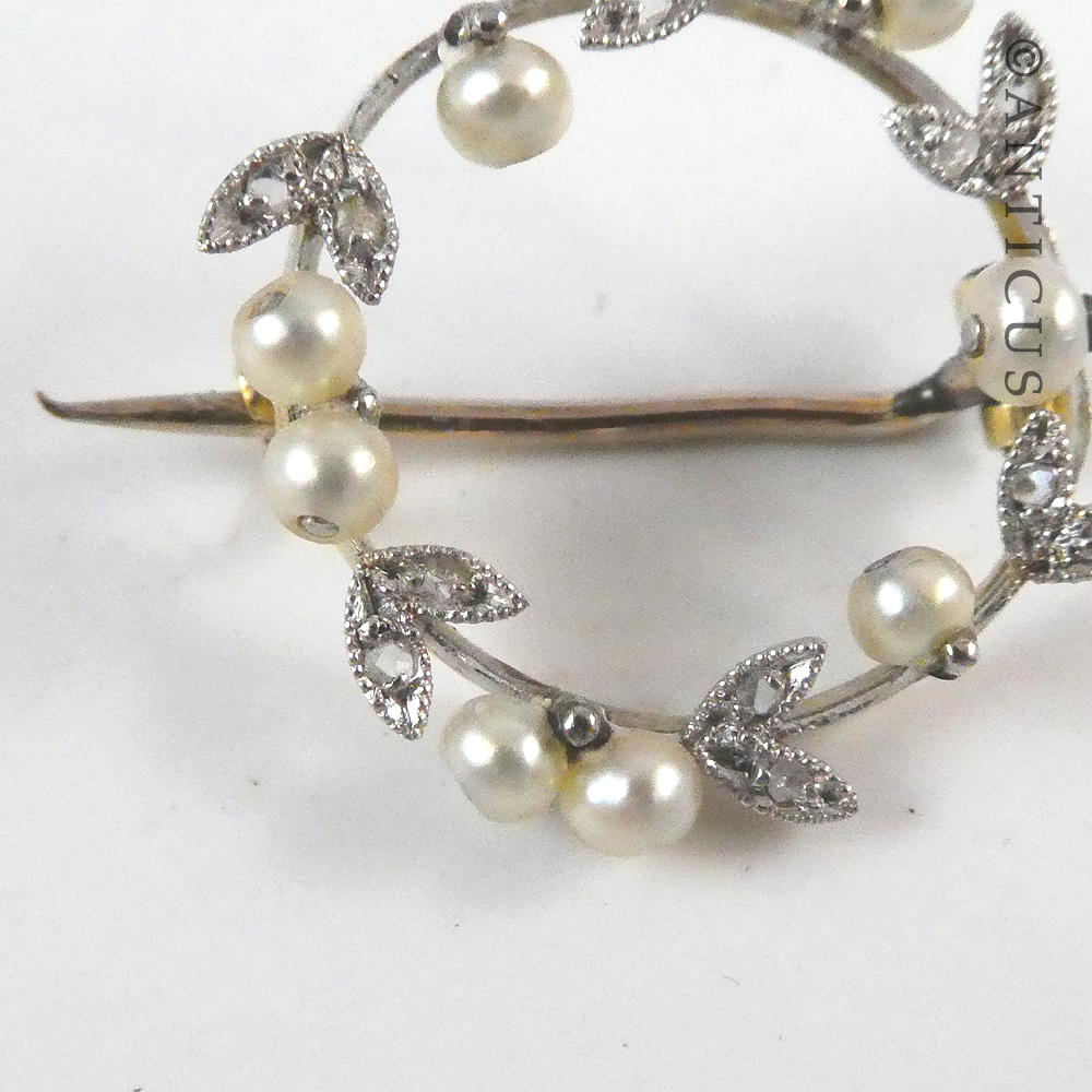 18ct Gold, Diamonds and Pearls Small Circlet Brooch