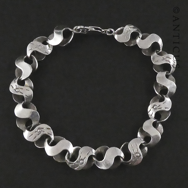 Engraved S-Pattern Link Bracelet