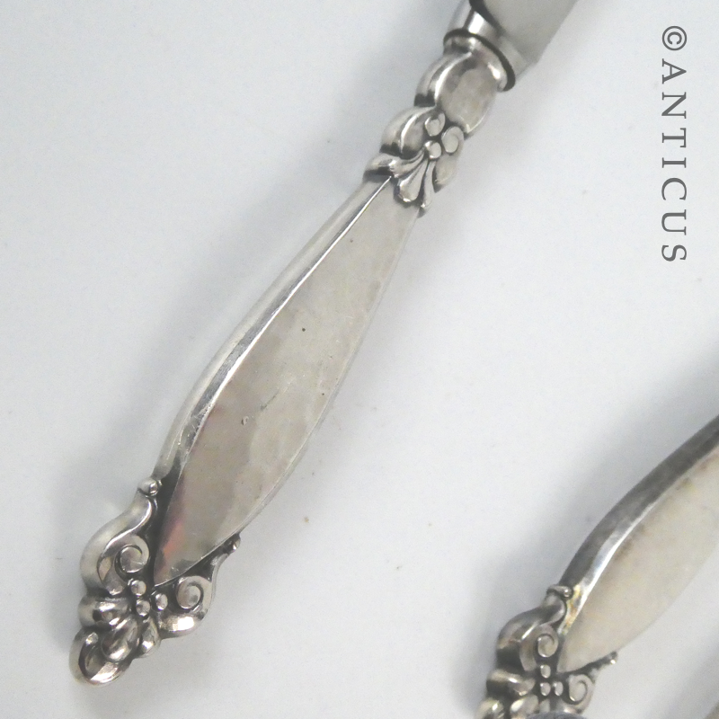 Set of 12 Silver Handled Vintage Knives.