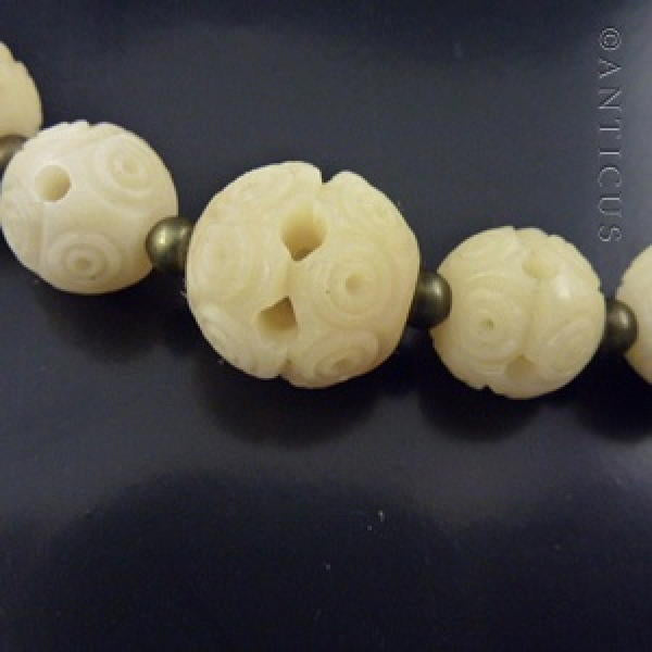 Vintage Graduated Bone Bead Necklace.