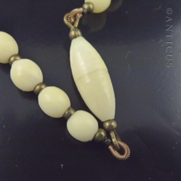 Vintage Graduated Bone Bead Necklace.