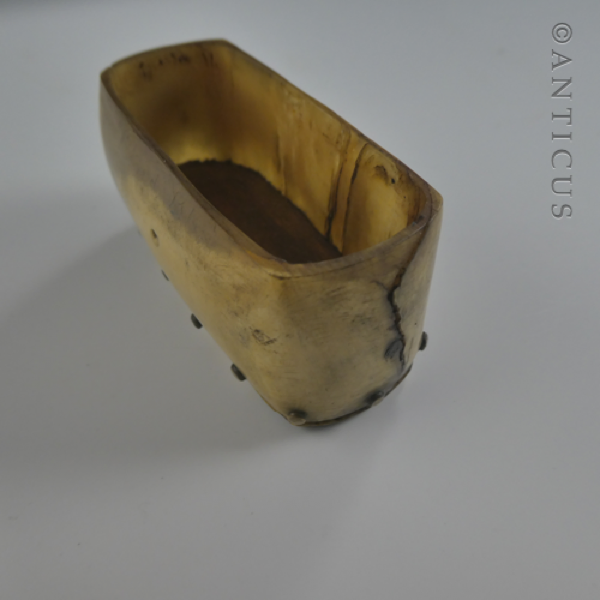 Small Vernacular Georgian Horn Snuff Box.