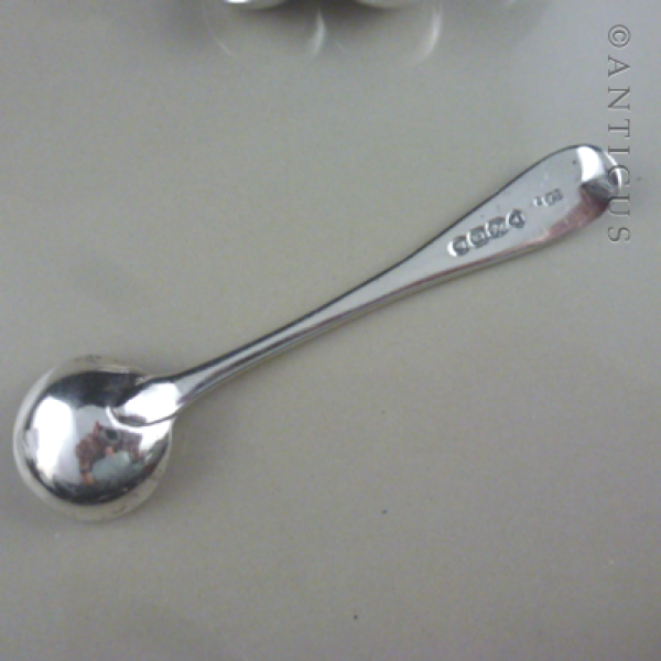 Set of 4 Victorian Salt Spoons, Armorials, 1862.