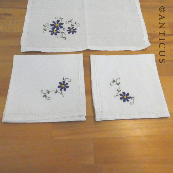 Vintage Tray Cloth with Two Matching Table Napkins.