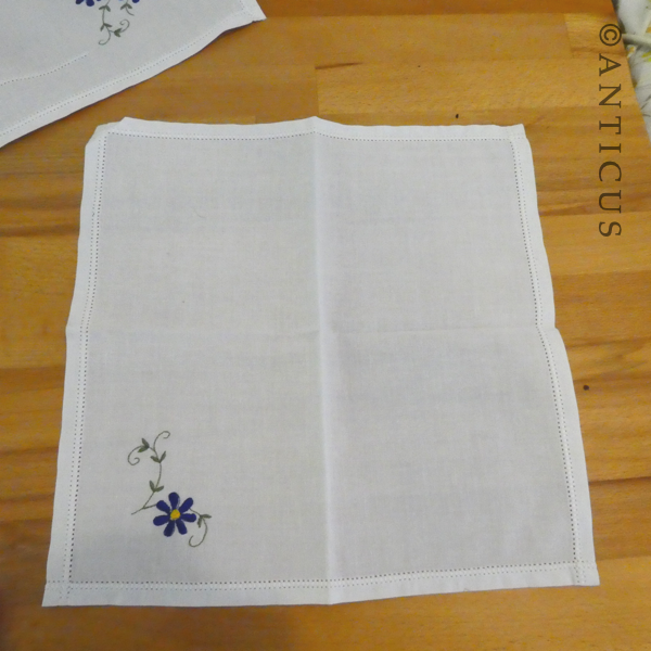 Vintage Tray Cloth with Two Matching Table Napkins.