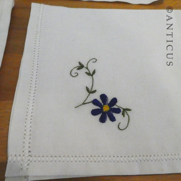 Vintage Tray Cloth with Two Matching Table Napkins.