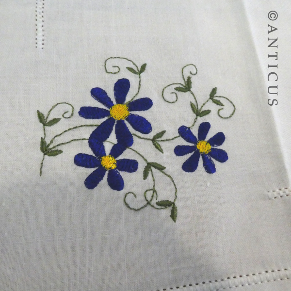 Vintage Tray Cloth with Two Matching Table Napkins.
