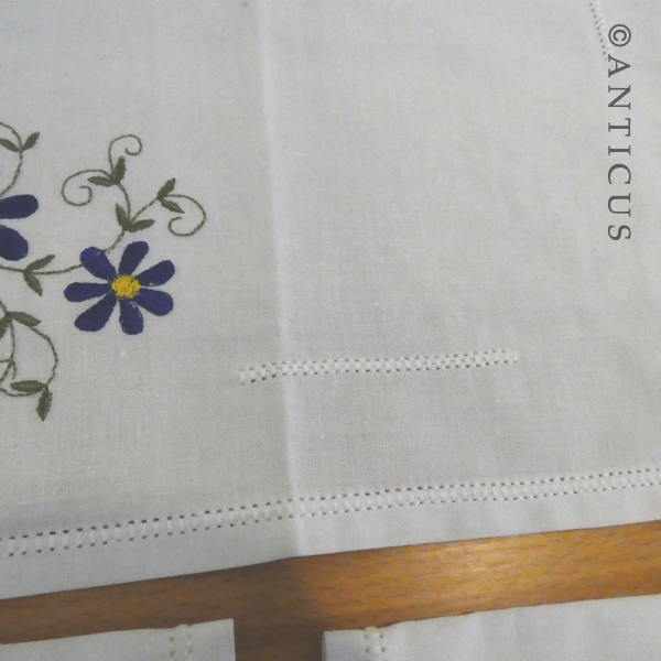 Vintage Tray Cloth with Two Matching Table Napkins.