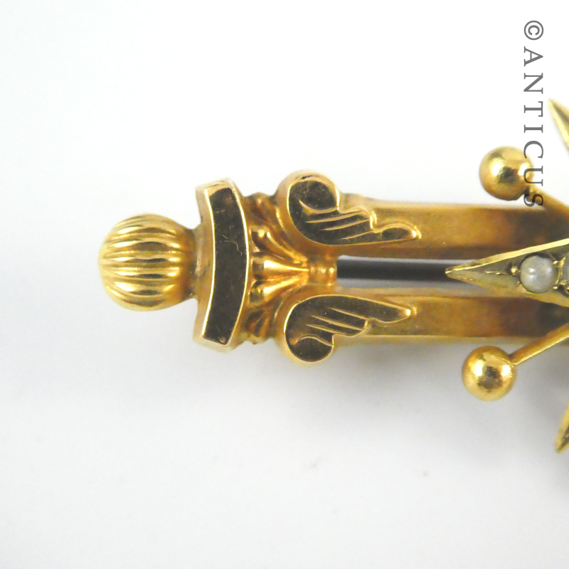 Late Victorian/Edwardian Bar Brooch, Gold and Garnet.