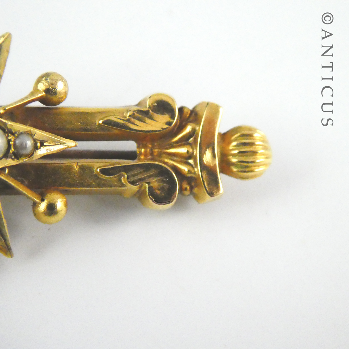 Late Victorian/Edwardian Bar Brooch, Gold and Garnet.