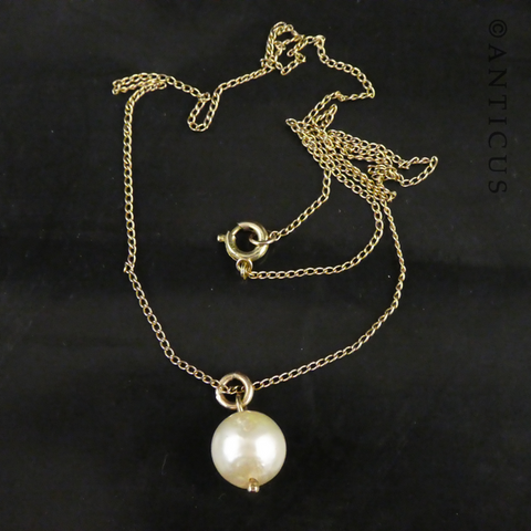 Pendant: Pearl on Gold Chain.