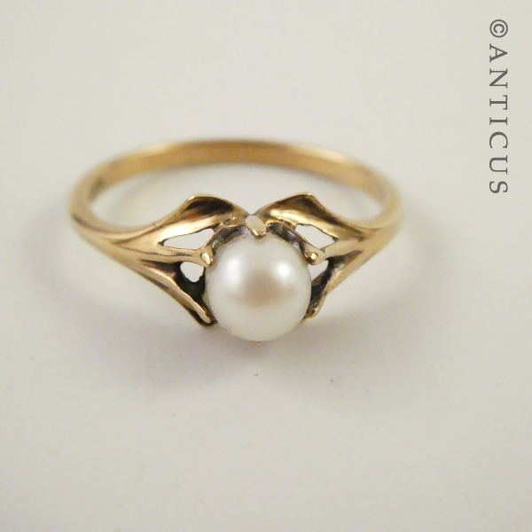 Gold and Pearl Vintage Ring.