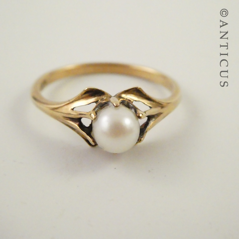 Gold and Pearl Vintage Ring.