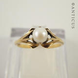 Gold and Pearl Vintage Ring.