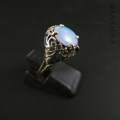 Pretty Opal and Gold Vintage Ring.