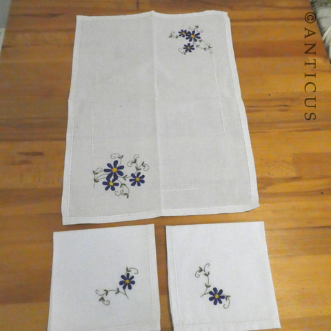 Vintage Tray Cloth with Two Matching Table Napkins.