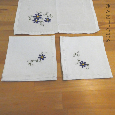 Vintage Tray Cloth with Two Matching Table Napkins.